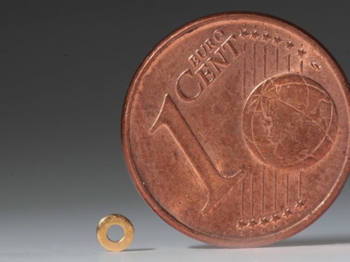 Vergleich der Größe eines Paukenröhrchens gegen eine Ein-Cent-Stück-Münze